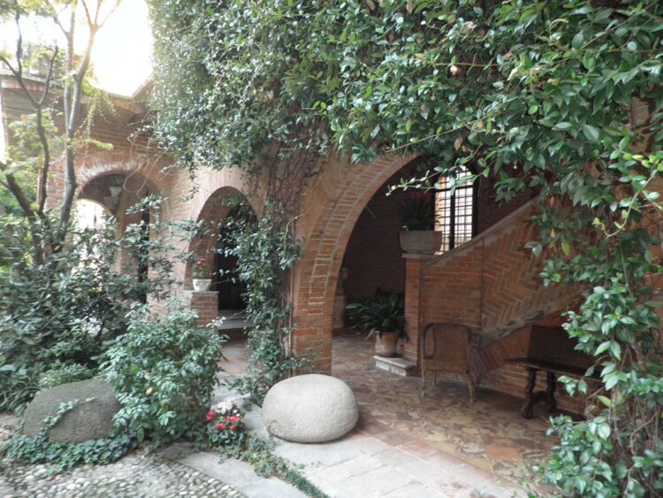 007 1792481568 gallery 750x563
